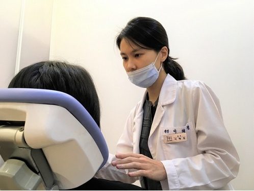 이혜정 원장이 환자를 진찰하는 모습