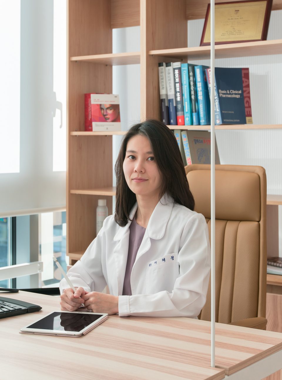 더힐즈의원 이혜정 원장 — 진료실 책상에서