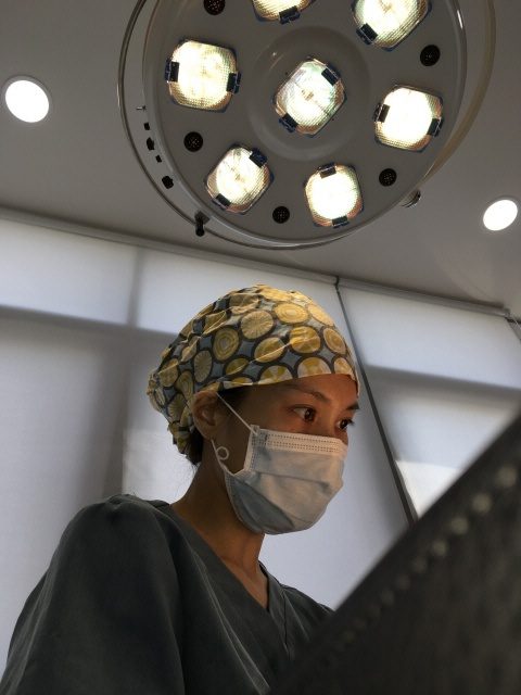 수술실에서 수술 중인 이혜정 원장